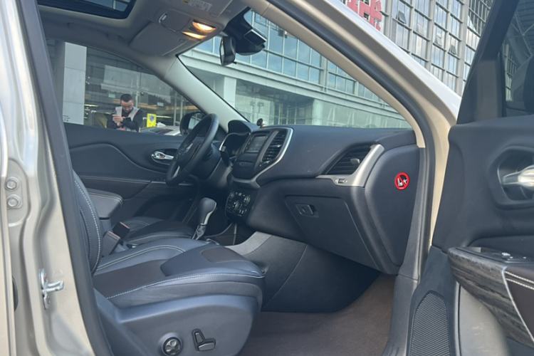Used Jeep Cherokee 2016 2.4L Leading Edition Interior 9