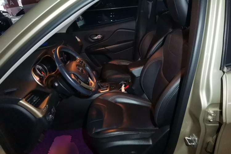 Used Jeep Cherokee 2016 2.0L Superior Edition Left Front Seat