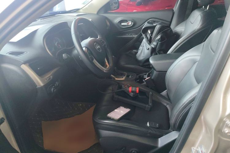 Used Jeep Cherokee 2016 2.0L Superior Edition Left Front Seat
