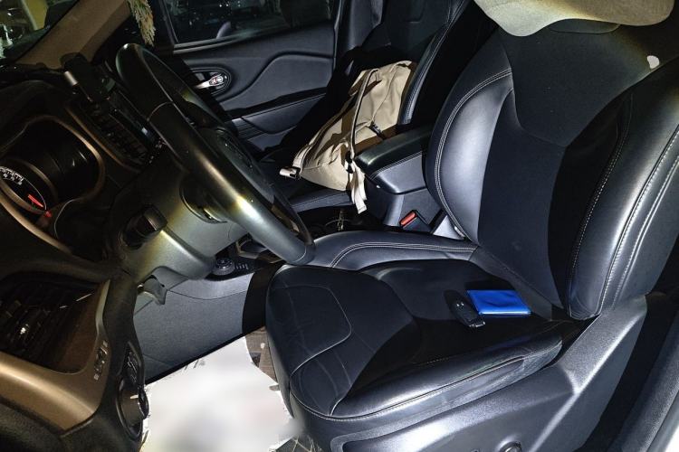 Used Jeep Cherokee 2016 2.4L Professional Smart Version Left Front Seat