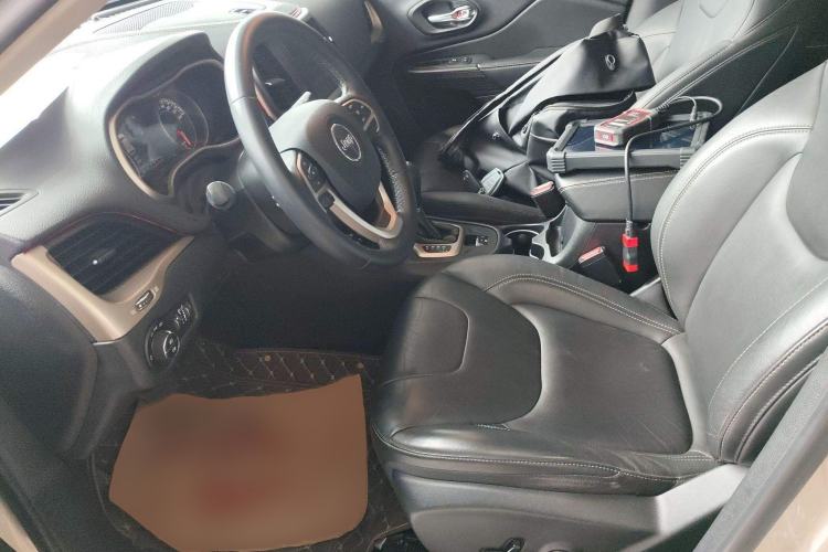 Used Jeep Cherokee 2016 2.0L Superior Edition Left Front Seat