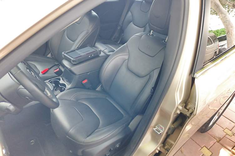 Used Jeep Cherokee 2016 2.0L Superior Edition Left Front Seat