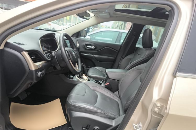 Used Jeep Cherokee 2016 2.4L Professional Smart Version Left Front Seat
