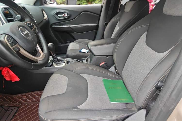 Used Jeep Cherokee 2016 2.0L Smart Version Left Front Seat