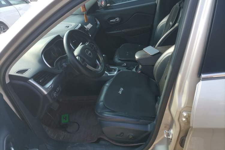 Used Jeep Cherokee 2016 2.4L Professional Smart Version Left Front Seat