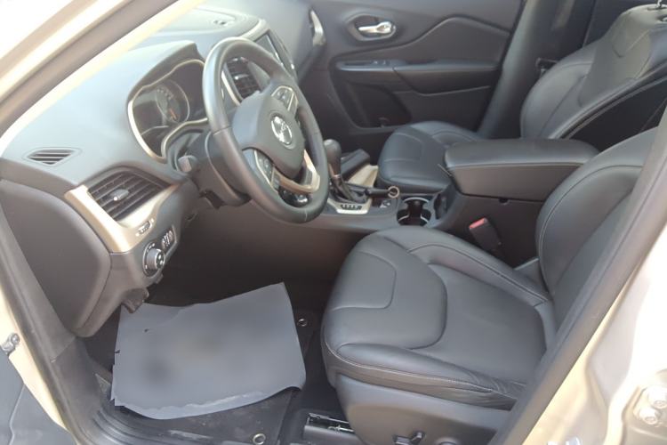 Used Jeep Cherokee 2016 2.4L Professional Smart Version Left Front Seat