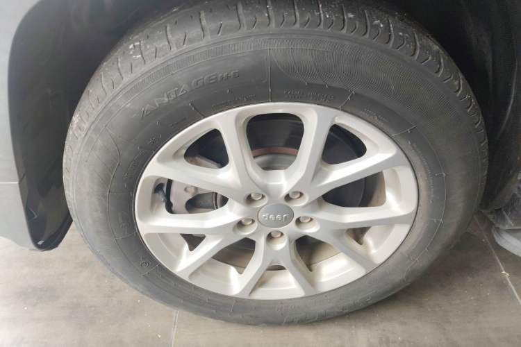 Used Jeep Cherokee 2016 2.0L Superior Edition Left Front Wheel Hub