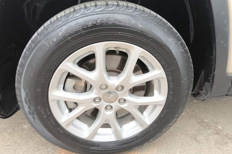 Used Jeep Cherokee 2016 2.4L Professional Smart Version Left Front Wheel Hub