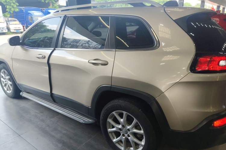 Used Jeep Cherokee 2016 2.0L Superior Edition Left Side