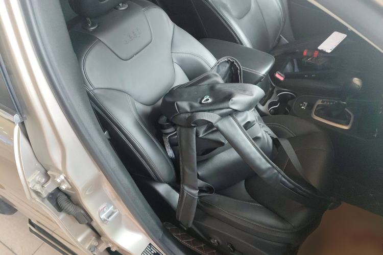 Used Jeep Cherokee 2016 2.0L Superior Edition Right Front Seat