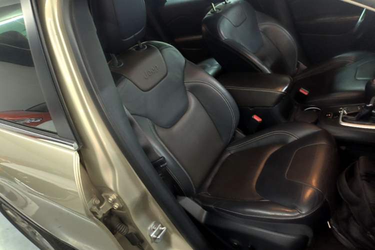 Used Jeep Cherokee 2016 2.4L Leading Edition Right Front Seat