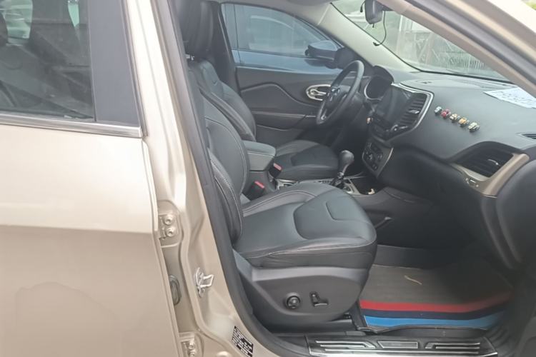 Used Jeep Cherokee 2016 2.4L Leading Edition Right Front Seat