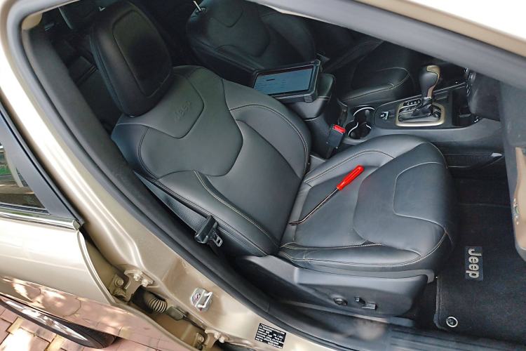 Used Jeep Cherokee 2016 2.0L Superior Edition Right Front Seat