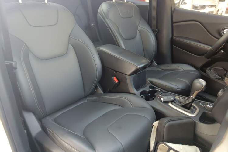 Used Jeep Cherokee 2016 2.4L Professional Smart Version Right Front Seat