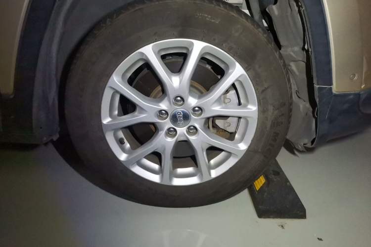 Used Jeep Cherokee 2016 2.0L Superior Edition Right Front Wheel Hub