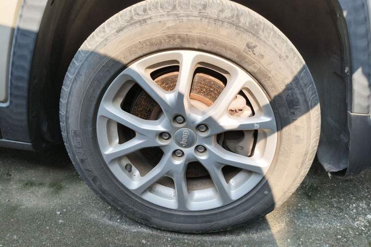 Used Jeep Cherokee 2016 2.4L Leading Smart Version Right Front Wheel Hub