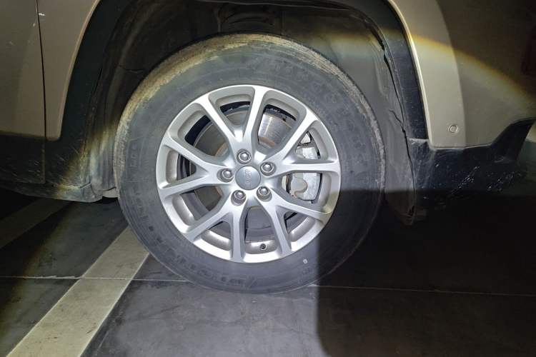 Used Jeep Cherokee 2016 2.4L Professional Smart Version Right Front Wheel Hub