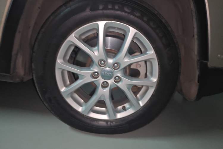 Used Jeep Cherokee 2016 2.4L Leading Edition Right Front Wheel Hub