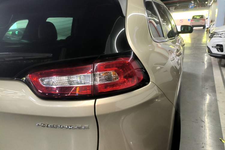 Used Jeep Cherokee 2016 2.4L Leading Edition Right Rear Taillight