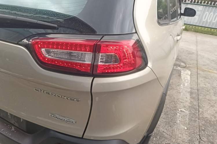Used Jeep Cherokee 2016 2.4L Leading Edition Right Rear Taillight