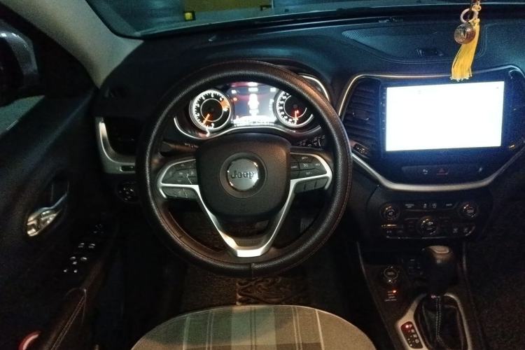 Used Jeep Cherokee 2016 2.4L Professional Smart Version Steering Wheel