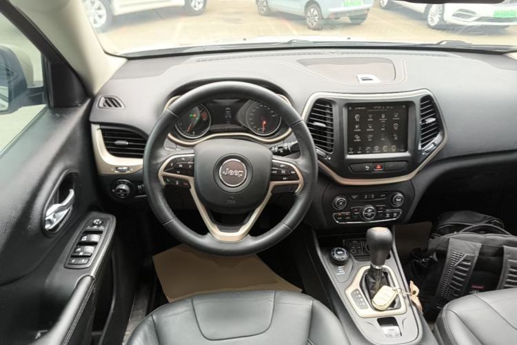 Used Jeep Cherokee 2016 2.4L Professional Smart Version Steering Wheel