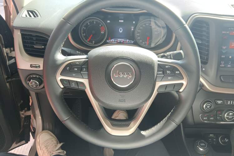 Used Jeep Cherokee 2016 2.4L Professional Smart Version Steering Wheel
