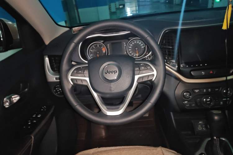Used Jeep Cherokee 2016 2.4L Leading Edition Steering Wheel