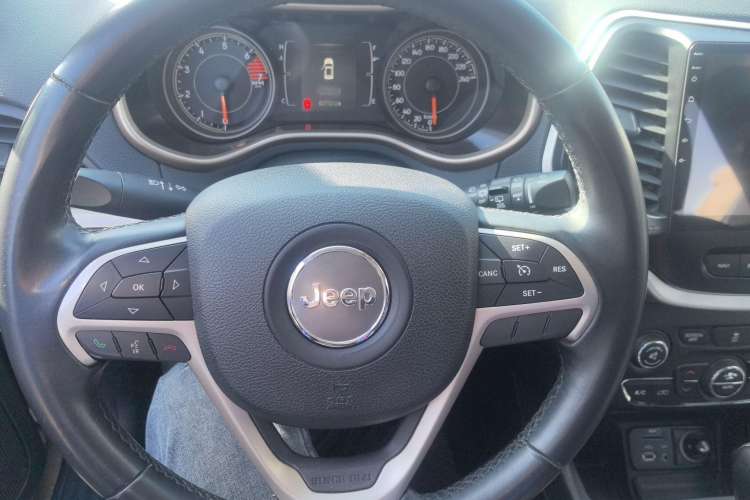 Used Jeep Cherokee 2016 2.0L Smart Version Steering Wheel