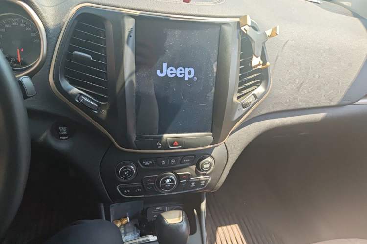 Used Jeep Cherokee 2016 2.4L Leading Edition Audio And AC Panel