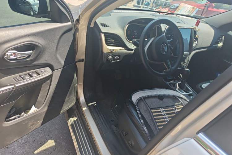 Used Jeep Cherokee 2016 2.4L Leading Edition Driver Seat