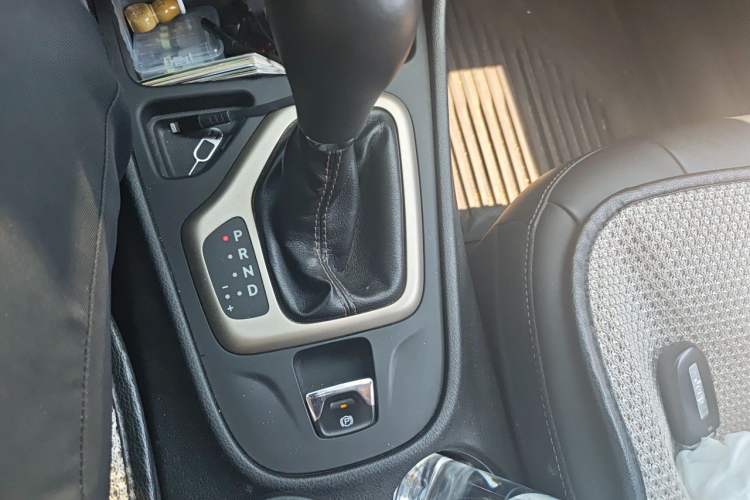 Used Jeep Cherokee 2016 2.4L Leading Edition Gear Lever