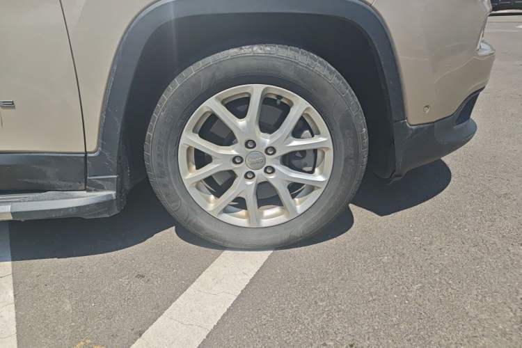 Used Jeep Cherokee 2016 2.4L Leading Edition Right Front Wheel Hub