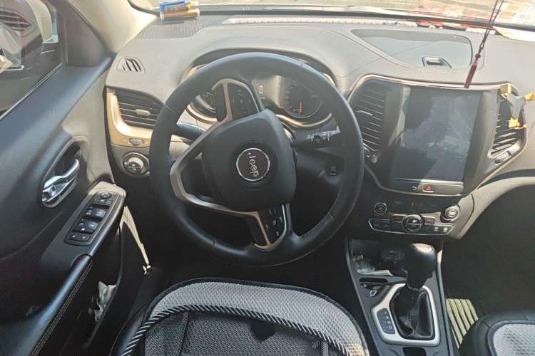 Used Jeep Cherokee 2016 2.4L Leading Edition Steering Wheel