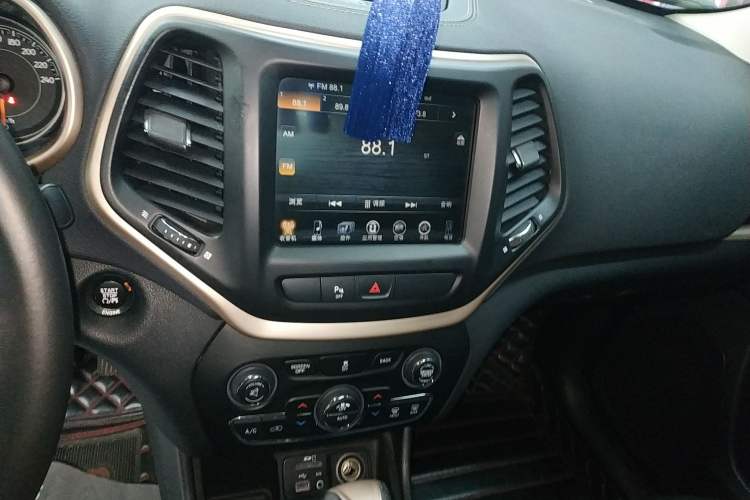 Used Jeep Cherokee 2016 2.0L Superior Edition Audio And AC Panel