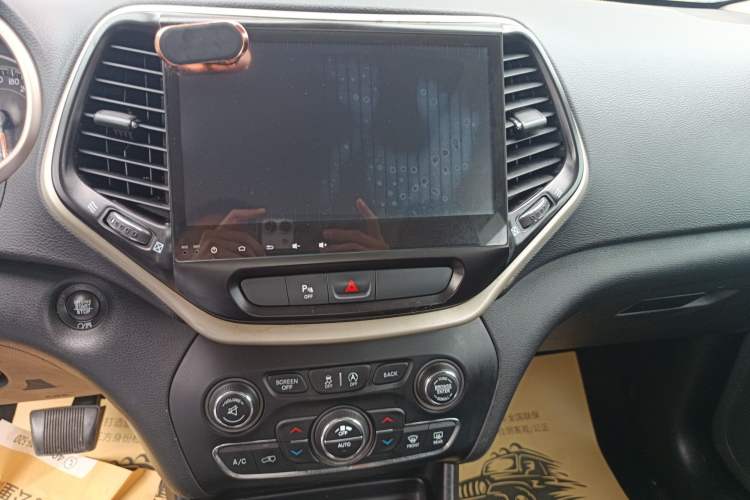 Used Jeep Cherokee 2016 2.4L Professional Edition Audio And AC Panel