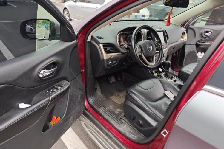 Used Jeep Cherokee 2016 2.0L Superior Edition Driver Seat