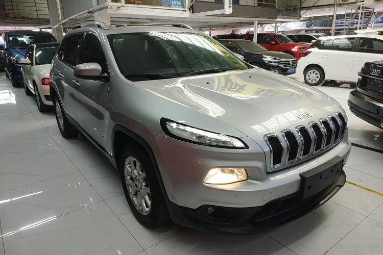 Used Jeep Cherokee 2016 2.0L Superior Edition Exterior 2