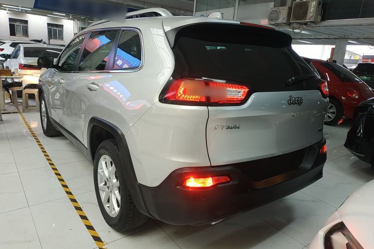 Used Jeep Cherokee 2016 2.0L Superior Edition Exterior 3