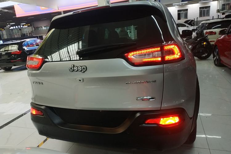 Used Jeep Cherokee 2016 2.0L Superior Edition Exterior 4