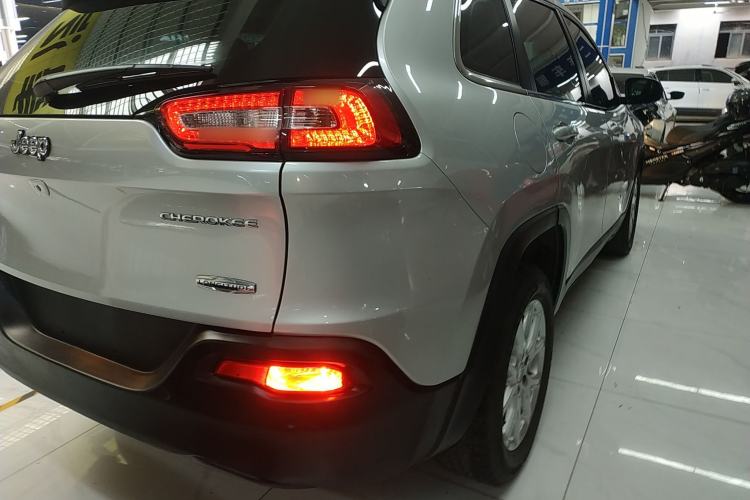 Used Jeep Cherokee 2016 2.0L Superior Edition Exterior 6