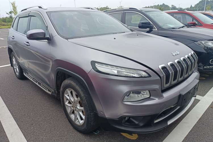 Used Jeep Cherokee 2016 2.4L Professional Edition Front Right 45 Deg