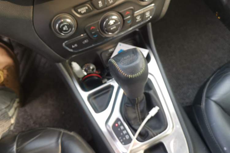 Used Jeep Cherokee 2016 2.4L Leading Edition Gear Lever