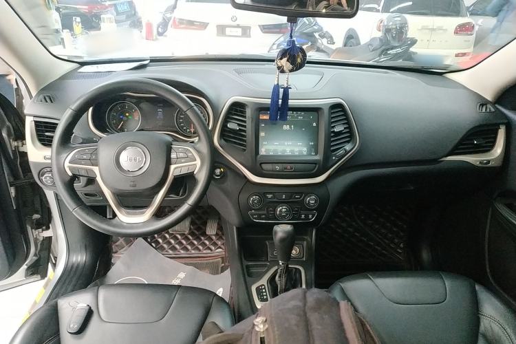 Used Jeep Cherokee 2016 2.0L Superior Edition Interior 2