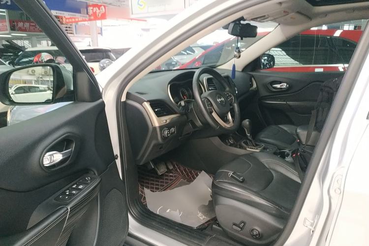 Used Jeep Cherokee 2016 2.0L Superior Edition Interior 3