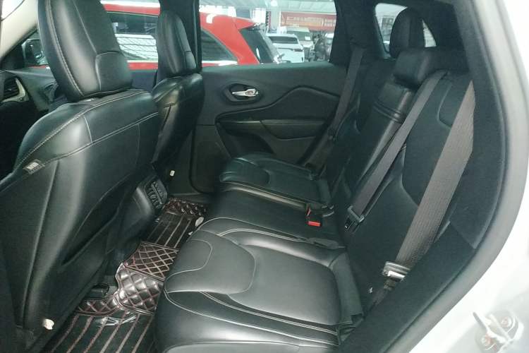 Used Jeep Cherokee 2016 2.0L Superior Edition Interior 4