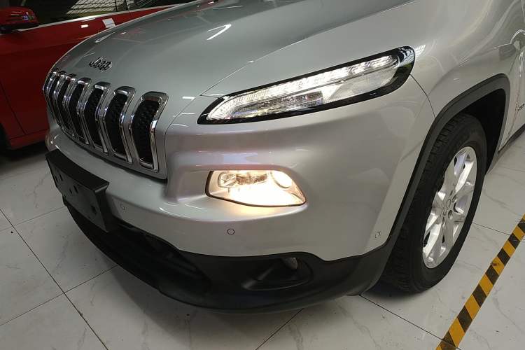Used Jeep Cherokee 2016 2.0L Superior Edition Left Front Headlight
