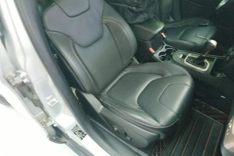 Used Jeep Cherokee 2016 2.0L Superior Edition Right Front Seat