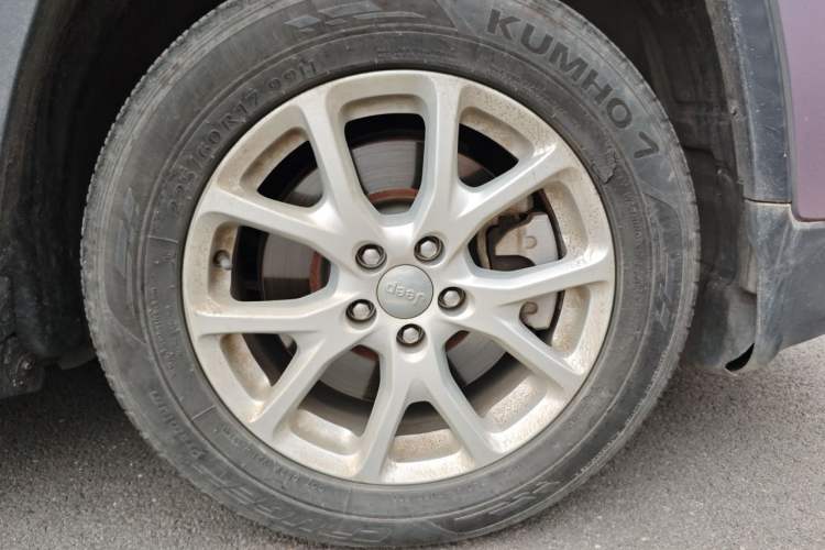 Used Jeep Cherokee 2016 2.0L Superior Edition Right Front Wheel Hub