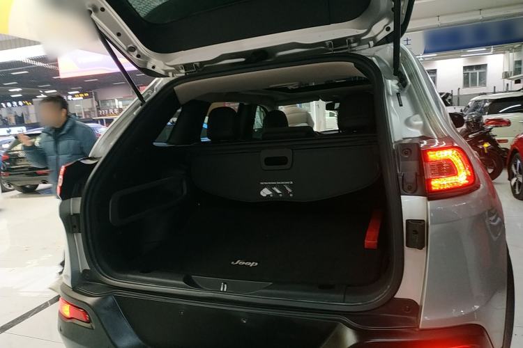 Used Jeep Cherokee 2016 2.0L Superior Edition Trunk